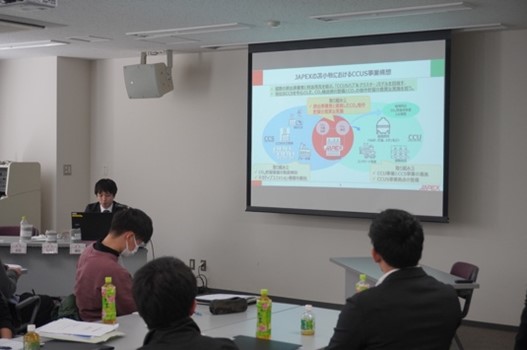 質問をしている学生の写真