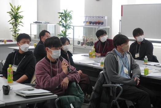 質問をしている学生の写真