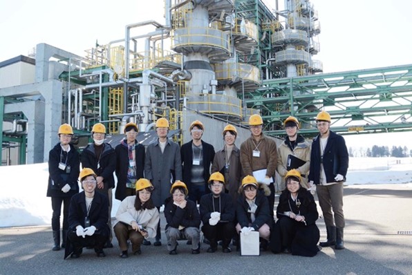 『石油資源開発株式会社（JAPEX）』の片貝（かたかい）ガス田を訪れた大学生・大学院生ら参加者の写真