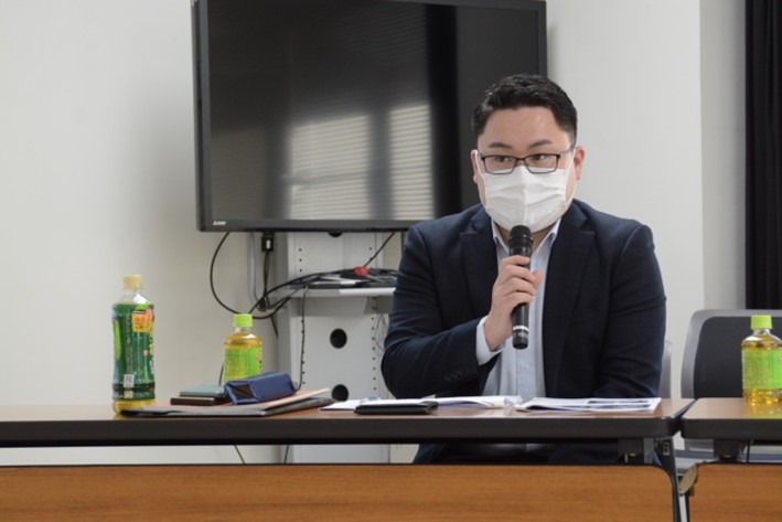 インタビューを受ける杉山岳さんの写真