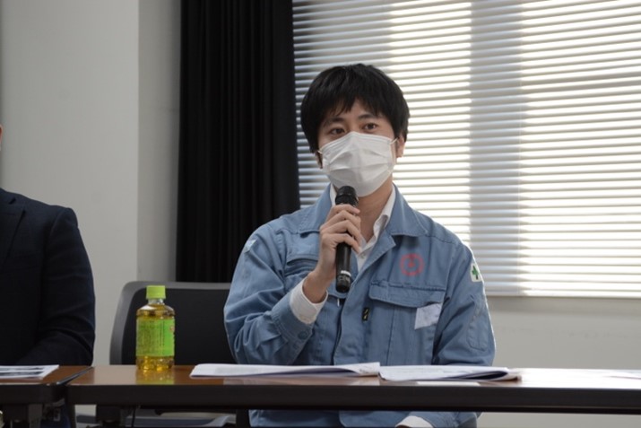 インタビューを受ける権藤貴大さんの写真