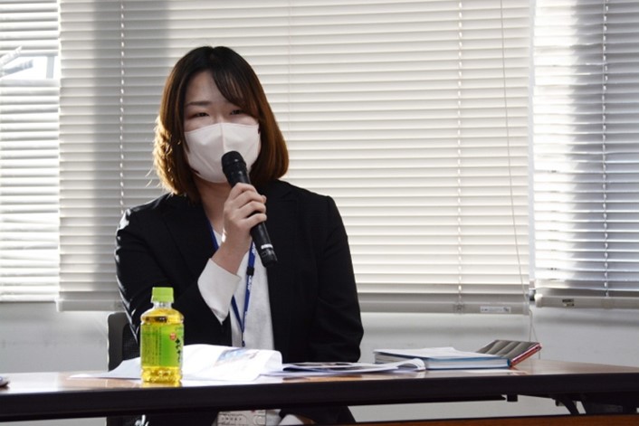 インタビューを受ける大橋佐鳳子さんの写真