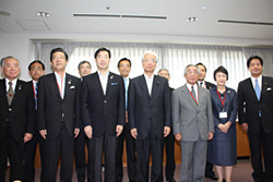 2010年8月11日開催の次世代エネルギー・社会システム実証マスタープラン手交式