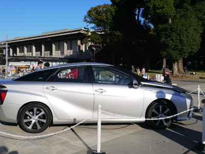 会場には話題の燃料電池自動車も登場。