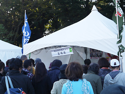 被災地応援テントで福島県と宮城県が出展。