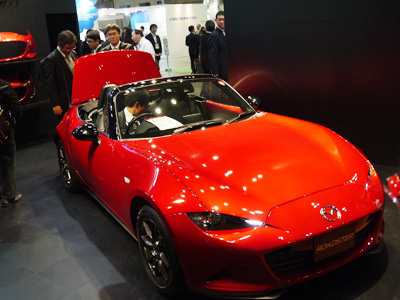 先代モデルの志を損なうことなく車体を軽くすることで燃費を下げた新型。エコカーという考え方の裾野を広げます。