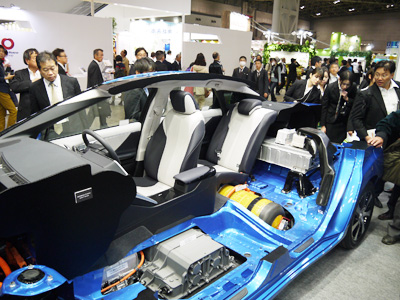 注目の燃料電池車はカットモデルになって登場!高圧水素タンクの実物にはたくさんの人だかりができていました。