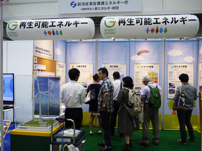 FIT法改正案が国会で成立してまもなくなためか、熱心に展示をご覧になる方が多い印象です。