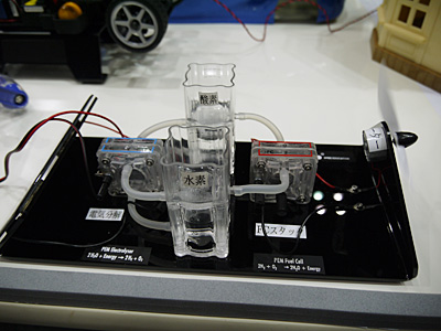 水素と酸素を化学反応させて電気をつくる「燃料電池」