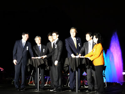 イベント初日の日没後、石井幹子さんたちによる点灯式が行われました。
