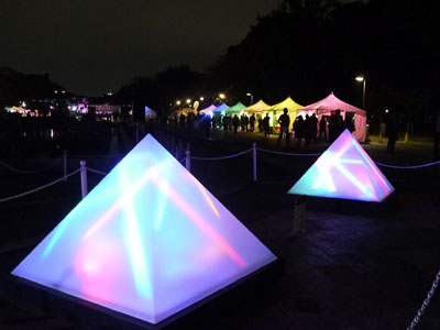 噴水広場に展示されていたピラミッド2種は、LEDを応用した光のオブジェ。