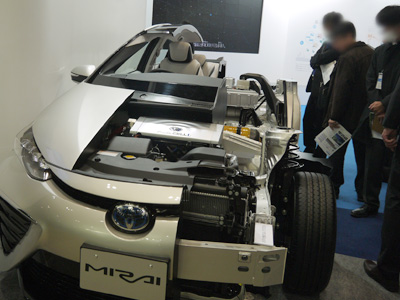 エコカーの開発や取り組みはメーカーごとに特性がありました。