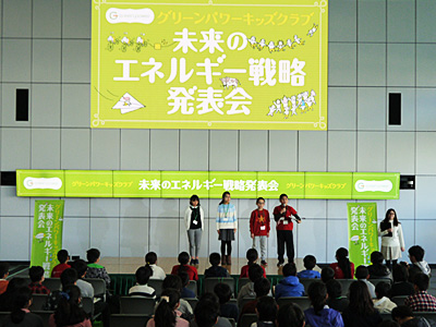 各チームの代表者たちによる開会宣言。
