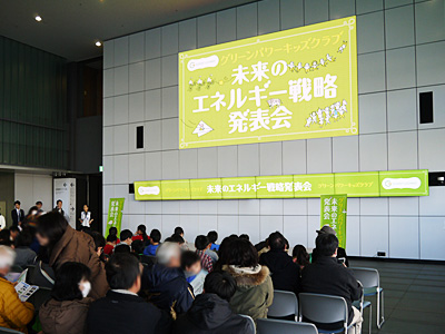東京・兵庫・徳島・沖縄それぞれの地で学んだメンバーたちと、応援に集まった方々で会場は満席に。