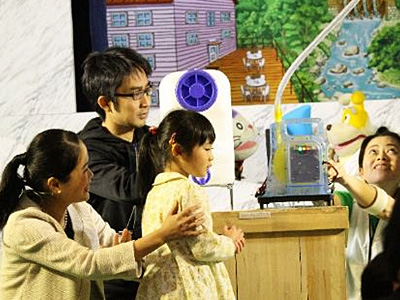 ステージでは、水を高い所から流して水車で発電する「水力発電体験」が実演されました。