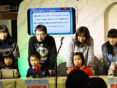 再生可能エネルギーに関するクイズに親子で協力して答えていきます。