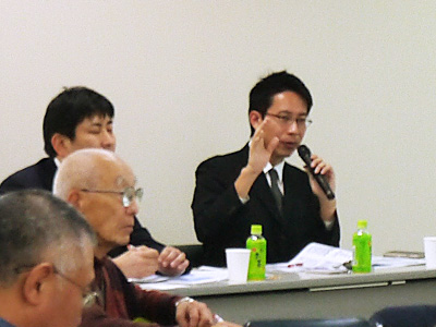 各グループの発表後には、森のエネルギー研究所の菅野さんと、飯能信用金庫の前田さんから4分間の講評が