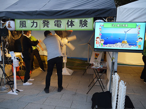 大きなうちわであおいで発電