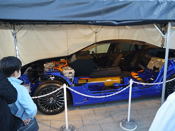車体がカットされた車が登場!燃料電池車の仕組みがまる見え。