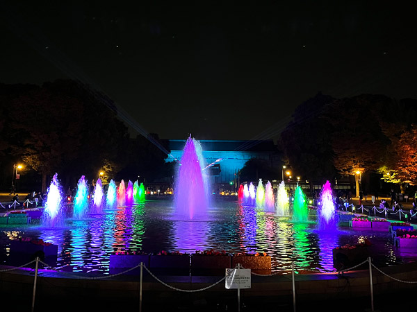 噴水公園をはじめ、公園内が色鮮やかな灯りで満たされました。