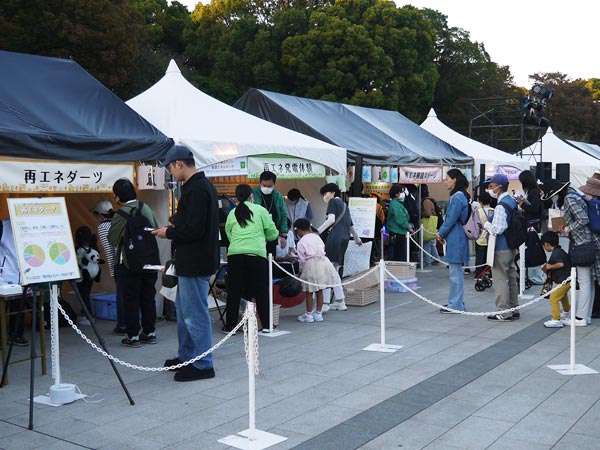 経済産業省・資源エネルギー庁の展示ブースには行列ができていました。