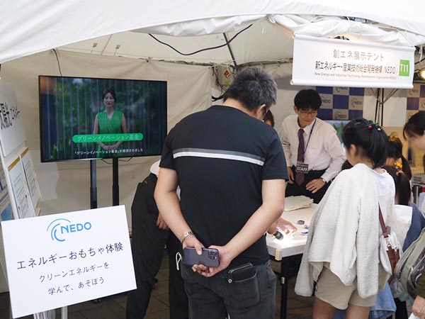光をあてると動く車でソーラーカーで、エネルギー体験