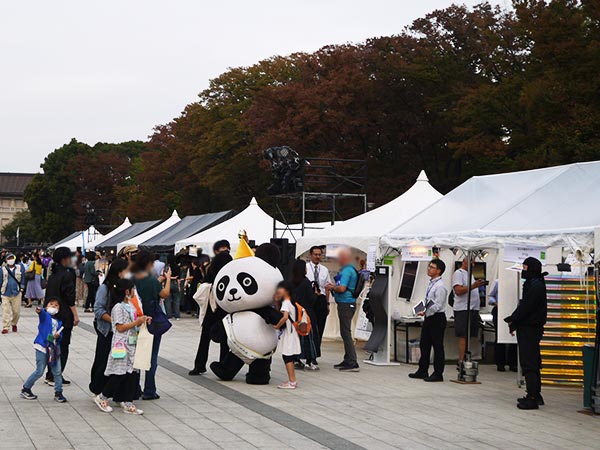 外国人観光客や家族連れで賑わう会場。コロナ禍前の風景が戻りつつあるのを感じました