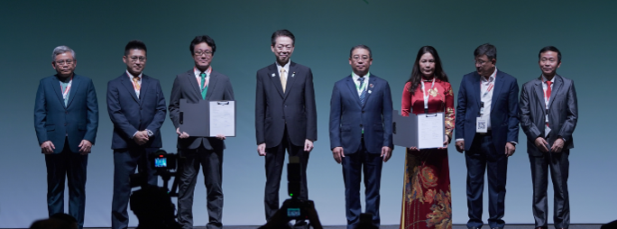 A photograph taken when a MOU on a fuel transition project using green hydrogen burners was signed in Laos